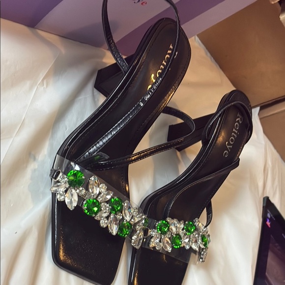 Elegant Black and Green Heels with Stylish Design - Picture 3 of 6